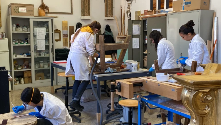 Laboratorio restauro manufatti scolpiti in legno