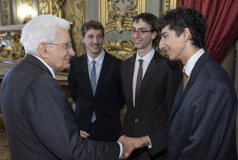Il Presidente Sergio Mattarella saluta Piero Malatesta Piano autore del Ventaglio